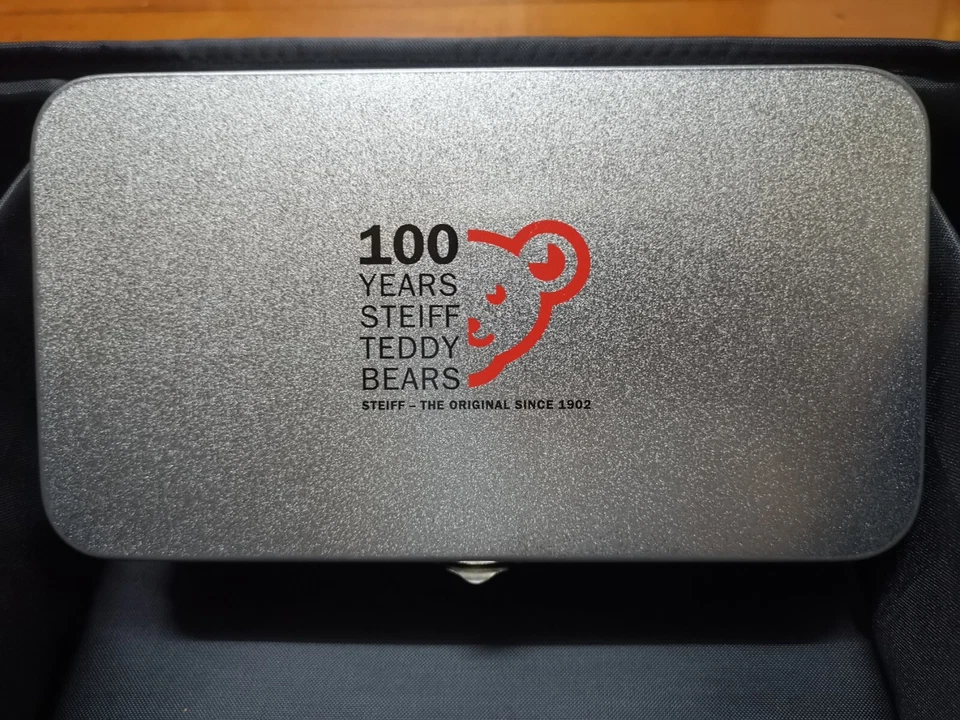 Takara Choro Q 100 Años Steiff Oso de Peluche Caja de Exhibición de Metal con 4 Autobuses Coches RARO Foto 3 de 4