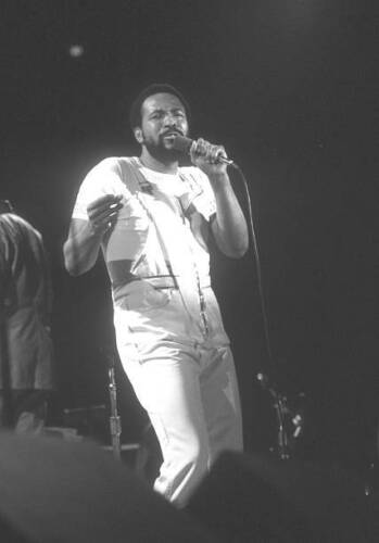 Soul Singer Marvin Gaye Performs In White Overalls 1980s OLD PHOTO 2 - Afbeelding 1 van 1