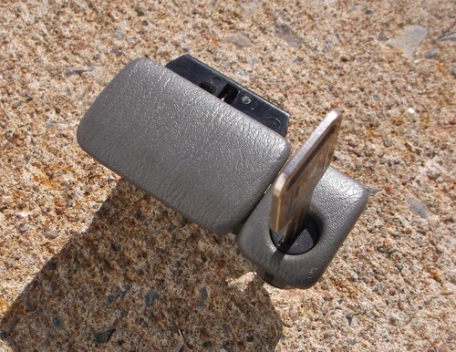 glove box handle gray Chevy Tracker 1999 2000 2001 2002 2003 2004 Vitara