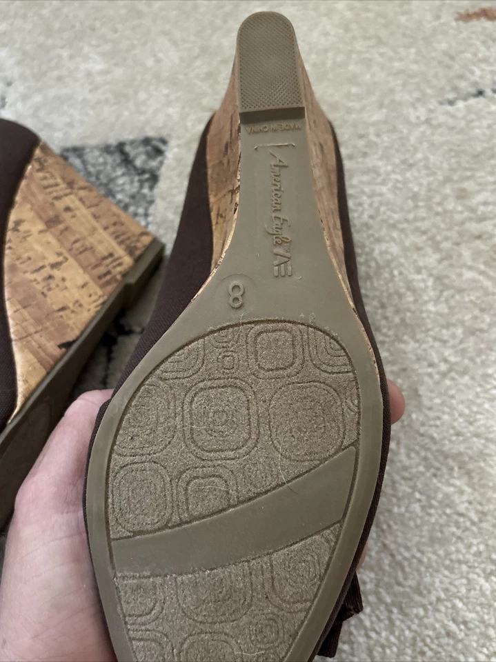 Zapatos American Eagle para mujer 8 marrón lona punta abierta frontal arco cuña corcho 3"" Foto 4 de 4