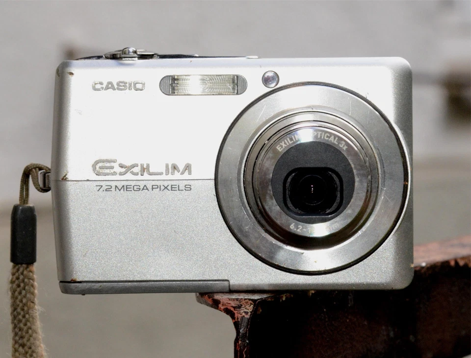 CASIO EXILIM EX-Z700 Digitalkamera 7,2 MP 3x Zoom  Digicam Bridge silber 