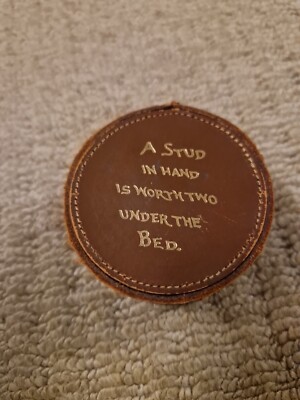 Vintage Leder Manschettenknopf Box mit Aufschrift ''Eine Niete in der Hand ist zwei im Bett wert''