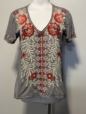 JOHNNY WAS Top sz.S Gray Embroidered Floral Maya Everyday Tee Short Sleeve