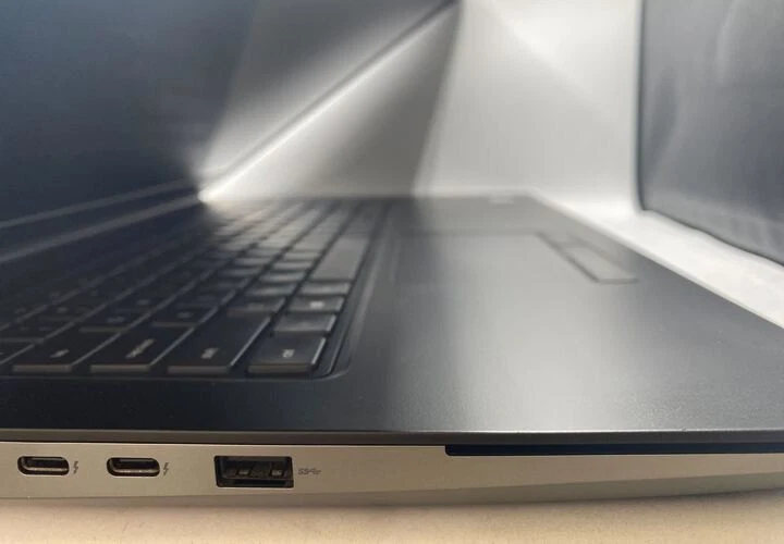 Dell Precision 7750 17.3" Intel Xeon W-1085M @2.80GHz 32GB RAM 1TB SSD Foto 4 de 4