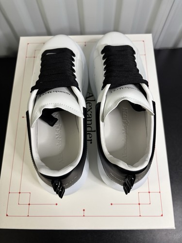 Talla 35 eu - Zapatilla deportiva Alexander McQueen Larry de gran tamaño con clavos (blanca/negra) - Imagen 5 de 10