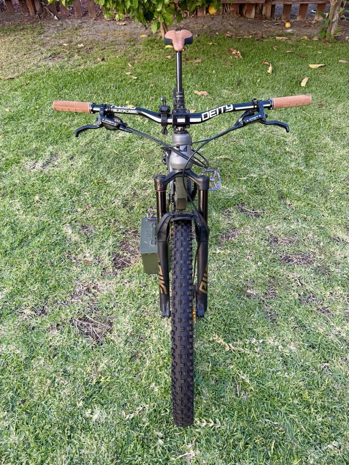 2019 Evil Following MB Race Bike 29er Large Grey Carbon Industry Nine Wheels - Image 4 of 4