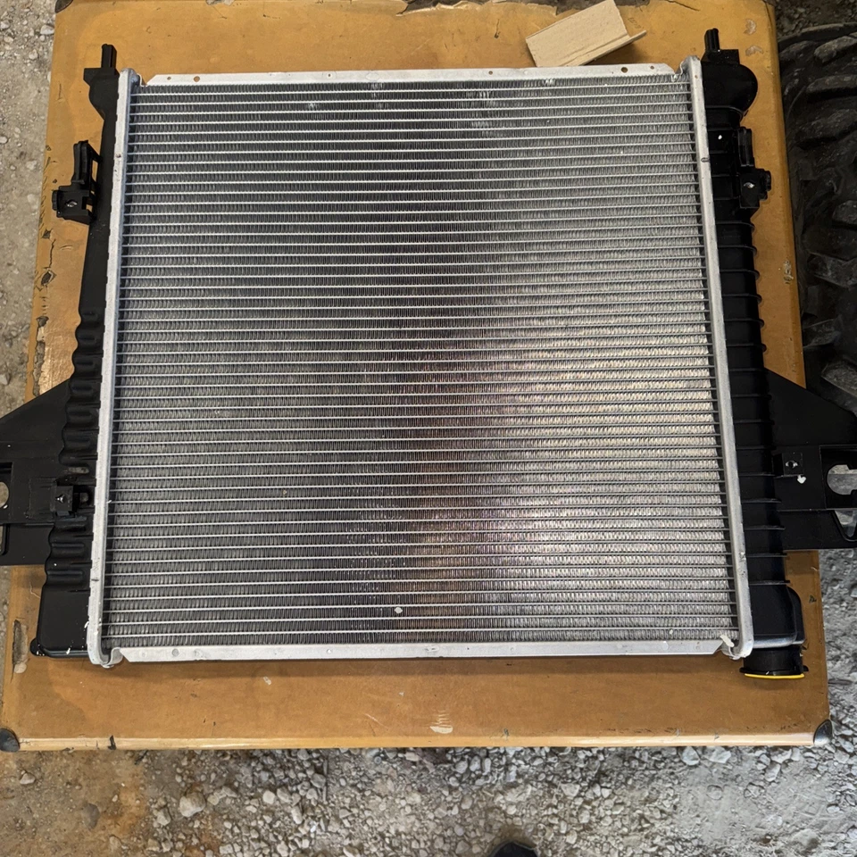 Radiador nuevo - Jeep Liberty '07 Foto 2 de 4