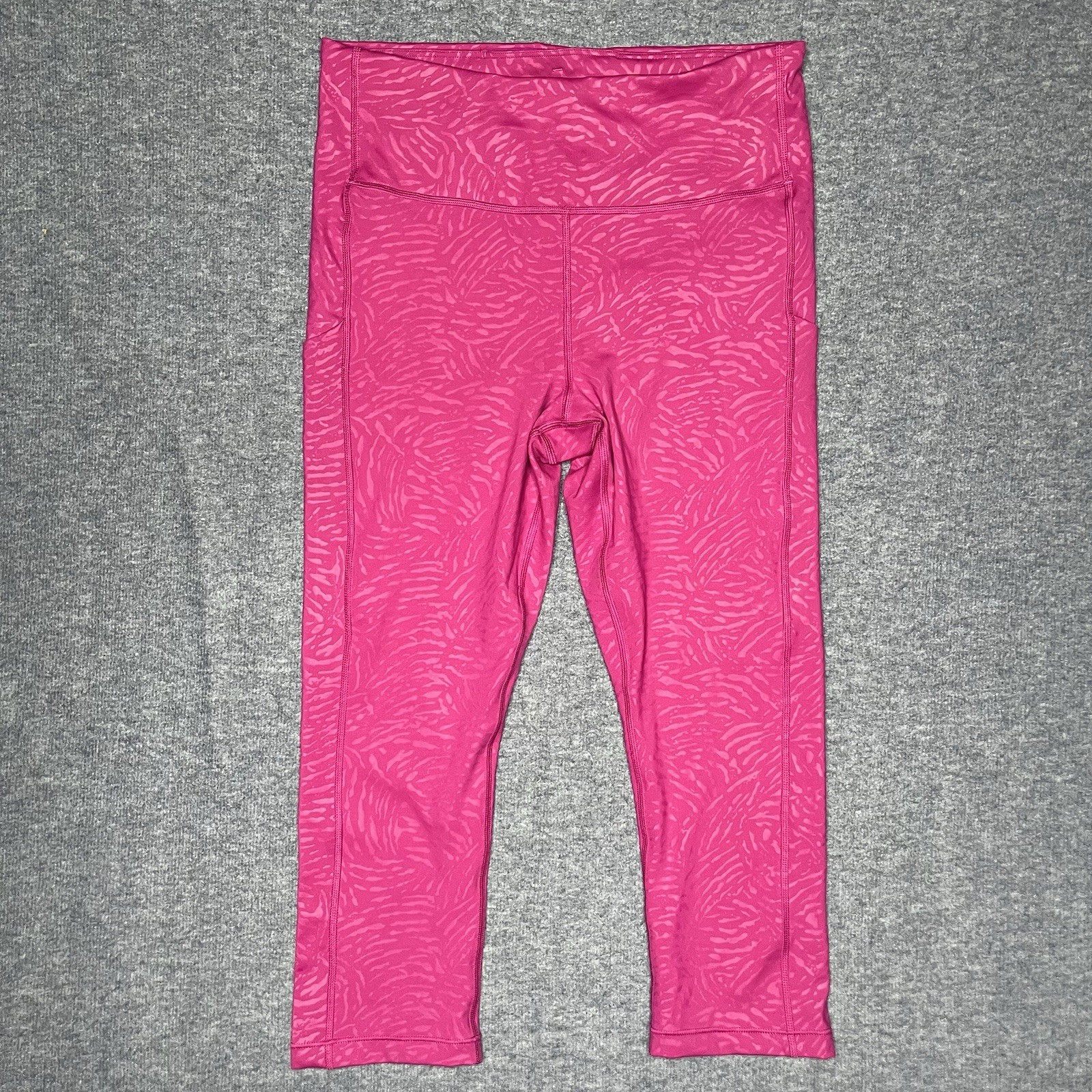 Athleta Ultimate Stash Pocket Printed Capri Leggings Size Medium Pink Gym