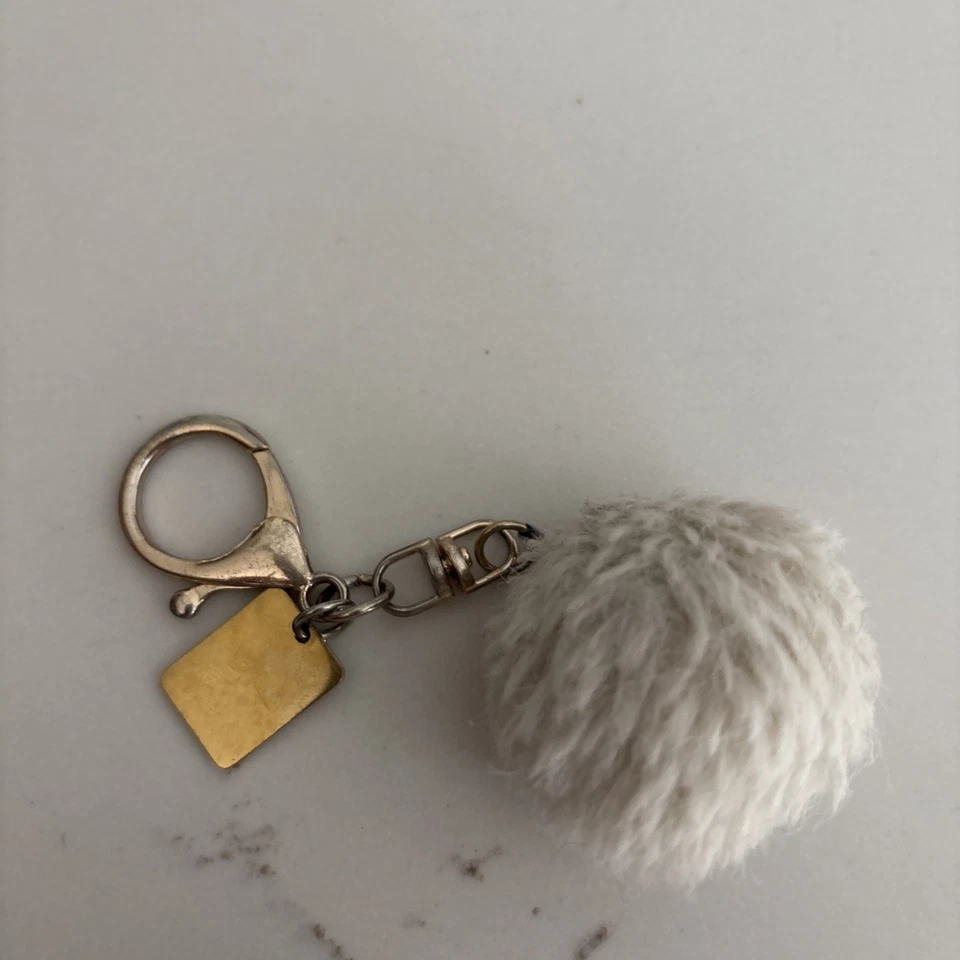 Accesorio de llavero Pom London beige con herrajes dorados para monedero Foto 3 de 4