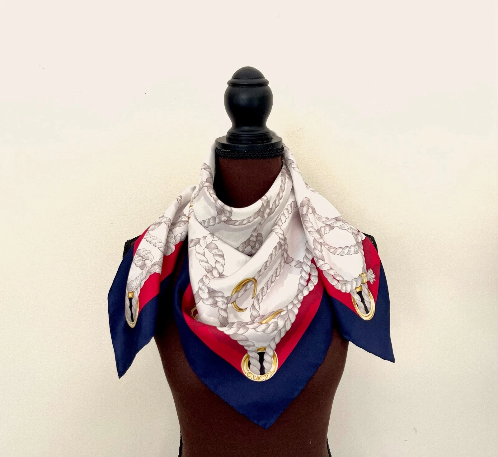 Présentoir # 2 Gucci écharpe unisexe blanc cordes imprimé bleu rouge bordure soie wrap