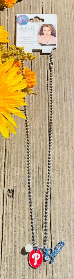 Collar con dije de paz y perlas de los Filis de Filadelfia de Touch por Alyssa Milano Foto 3 de 4