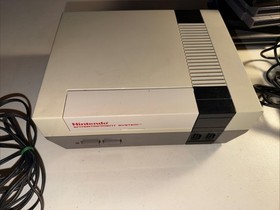 1985 Nintendo NES Console Bundle - 7 Games, 6 Controllers, Four Score, Gun -unte