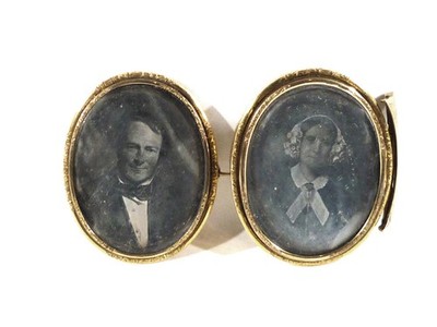 Zwei Daguerreotypien Schmuck, Broschen Goldmedaillons, Sichtformat 4,2x5,5cm.