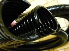 Protección de cable aprox. 4,5 m tubo corrugado 2 piezas ranurado - aprox. 55 mm / 35 mm nuevo.
