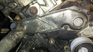 059121121A Thermostatgehäuse (Kühlwasserflansch)  Audi A6 DE428823-84