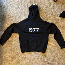 Essentials Fear of God Men  s S Black Pullover Hoodie 1977 Graphic Logo Pockets