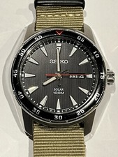 Montre Seiko Solar 100 M analogique date jour bracelet nato neuf.