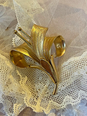 Vintage 1950s Gold Tone Flower Shaped Lily Stylized Brooch