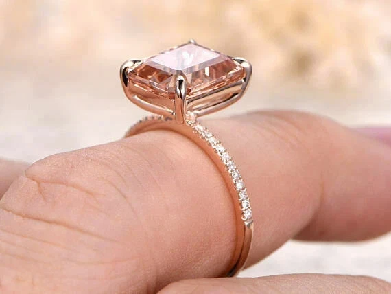 Anillo de compromiso de morganita creado en laboratorio esmeralda de 3,2 quilates enchapado en oro rosa de 14 quilates en plata Foto 4 de 4