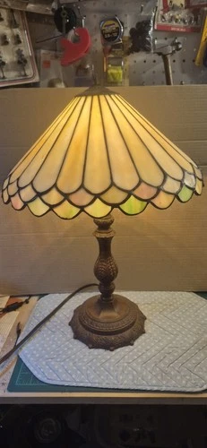 Tiffany style Victorian Accent Table Lamp 12” Wide Shade Glass. Vintage Pink/brn