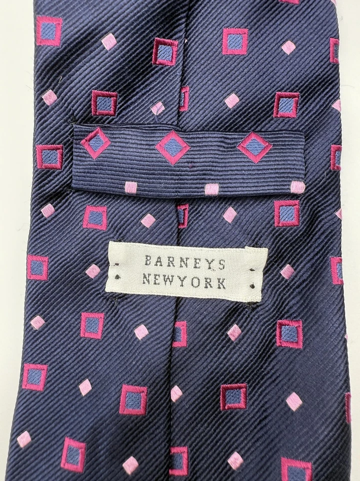 Gravata Barneys New York masculina clássica de seda padrão geométrico feita nos EUA 4" de largura azul marinho P - Imagem 3 de 4