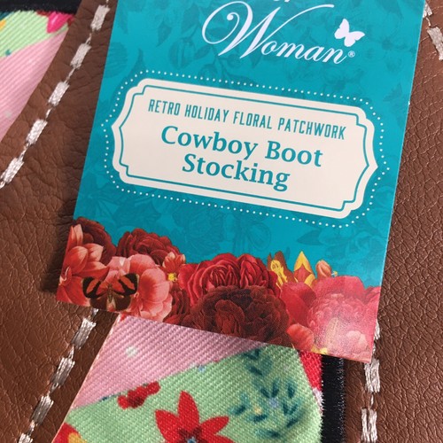 The Pioneer Mujer Retro Vacaciones Floral Patchwork Bota de Vaquero Medias de Navidad - Imagen 3 de 3