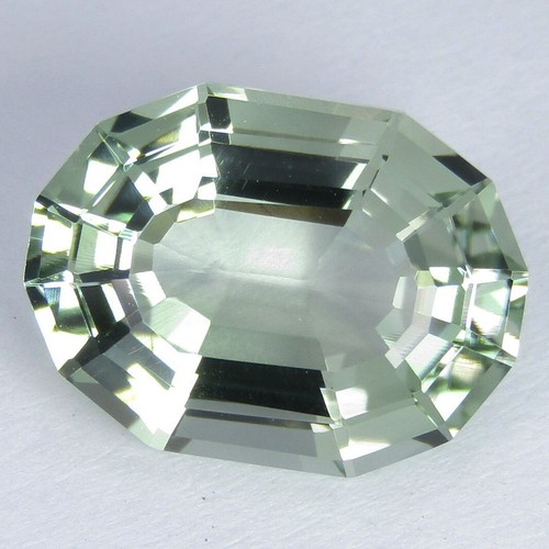 7,80 kt eleganter ovaler massgeschliffener natürlicher grüner Amethyst (Prasiolith) Edelstein - Bild 1 von 8