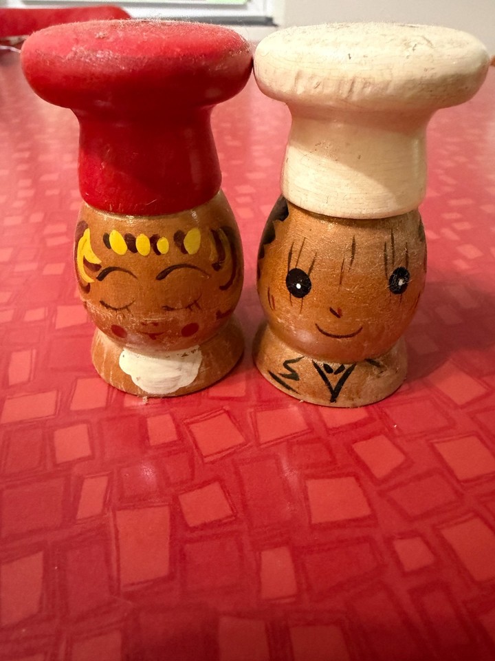 Hand-painted wooden chef duo from 1950s Japan — pure MCM kitsch charm that looks straight out of a diner counter.