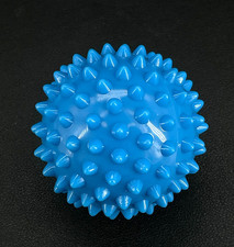 PIŁKA DO MASAŻU PIŁKA NA JEŻE " NICA " 6 CM Z KOLCAMI W JASNONIEBIESKIM POLOWANIU NA BIŻUTERIĘ