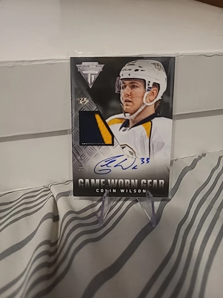 2013-14 Panini Titanium Game-Worn Gear Auto Prime/10 Colin Wilson #GA-CWI Auto Foto 2 de 4