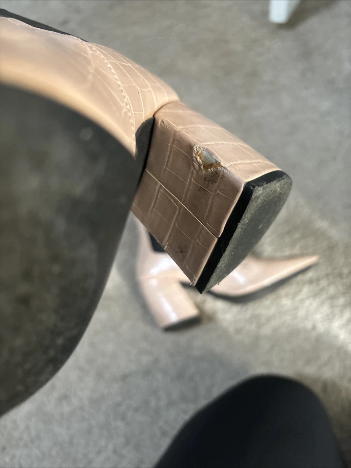 Botines de piel de serpiente rosa Foto 4 de 4