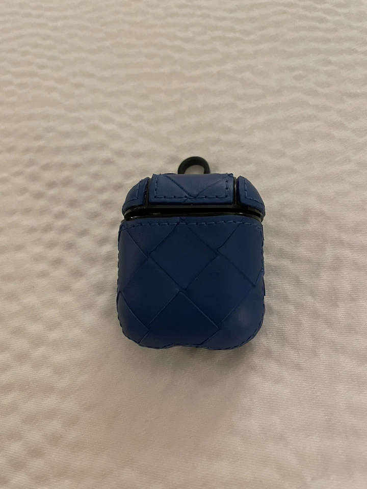 Estuche Airpods de cuero azul Bottega Veneta con clip para llavero Foto 3 de 4