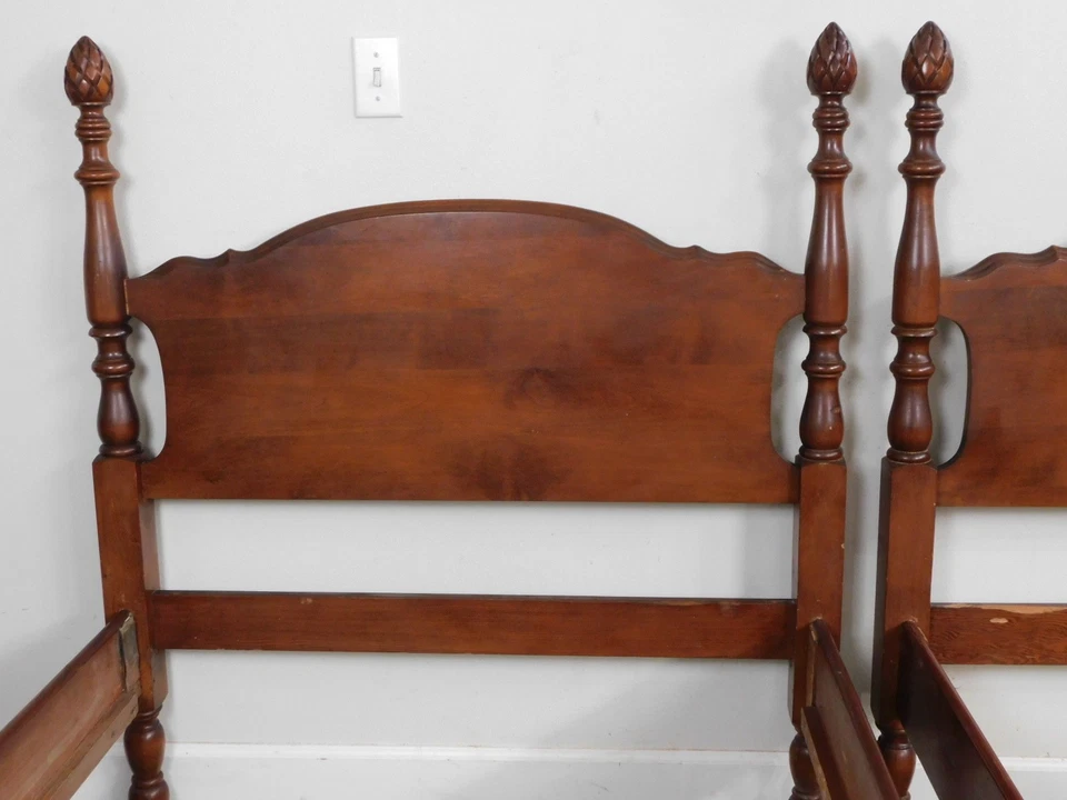 ПАРА антикварных двуспальных кроватей из цельного дерева с отделкой из ананаса красного дерева - Изображение 4 из 4