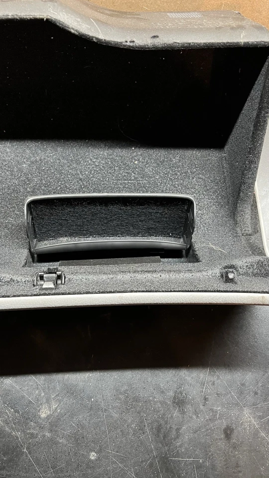 Оригинальный бардачок отсек для хранения на приборной панели Mercedes W203 C350 01–07 годов выпуска - Изображение 4 из 4