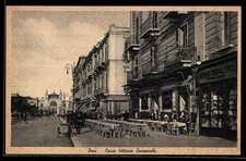 Cartolina Bari, Corso Vittorio Emanuele con caffè all'aperto e negozi sul lato destro 
