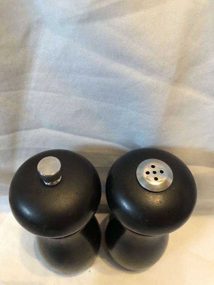 Olde Thompson Juego de molino de pimienta y salero de madera oscura de 6" Foto 2 de 4