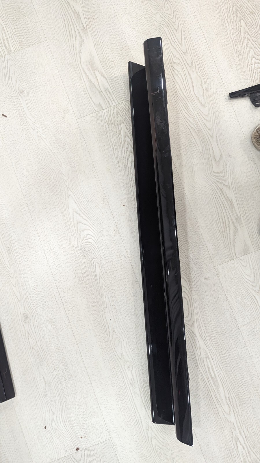 ASTON MARTIN DBX DOOR MOLDING RIGHT FRONT PASSENGER 2021 2022 MY83-23924-AA
