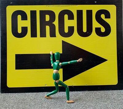VINTAGE GROSSES REISENDES ZIRKUS STRASSENSCHILD GEBORGEN PFEIL AUFGEARBEITETES PLEXIGLAS