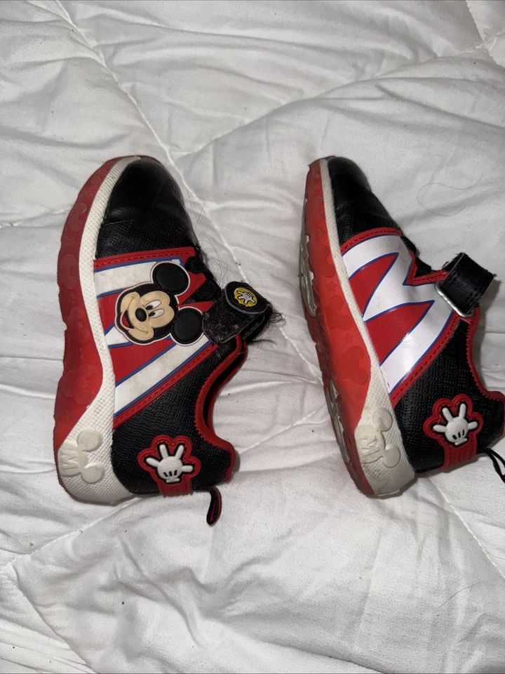 Zapatillas Disney Junior Mickey Mouse Talla 7 Niños Pequeños Rojo y Negro Foto 4 de 4