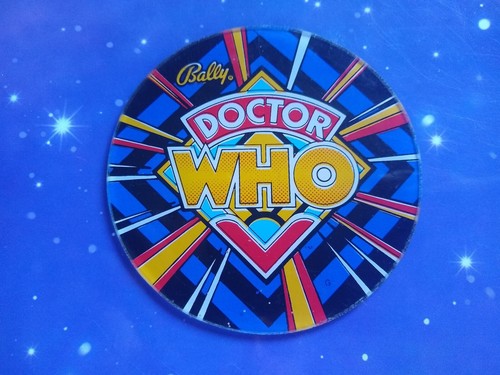 Pieza de exhibición de sección de máquina de pinball Bally de posavasos con logotipo de Doctor Who EE. UU. - Imagen 1 de 5