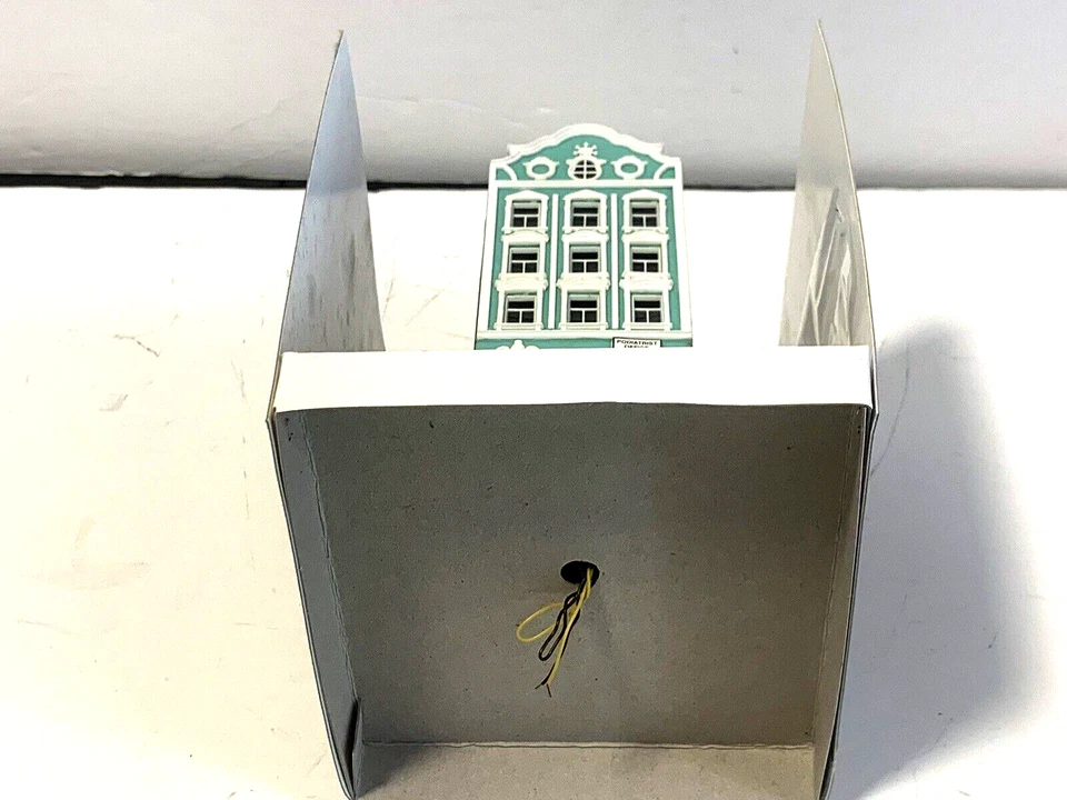 Model Power   BUILT UP BUILDING # 2578  Lighted wiht 2 Figures. N Scale NEW - Image 4 of 4