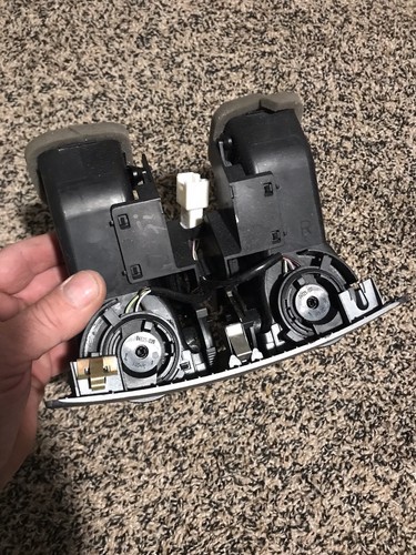 2002-2006 BMW 745 745I 745LI REAR CENTER DUAL AIR VENT - Picture 2 of 3