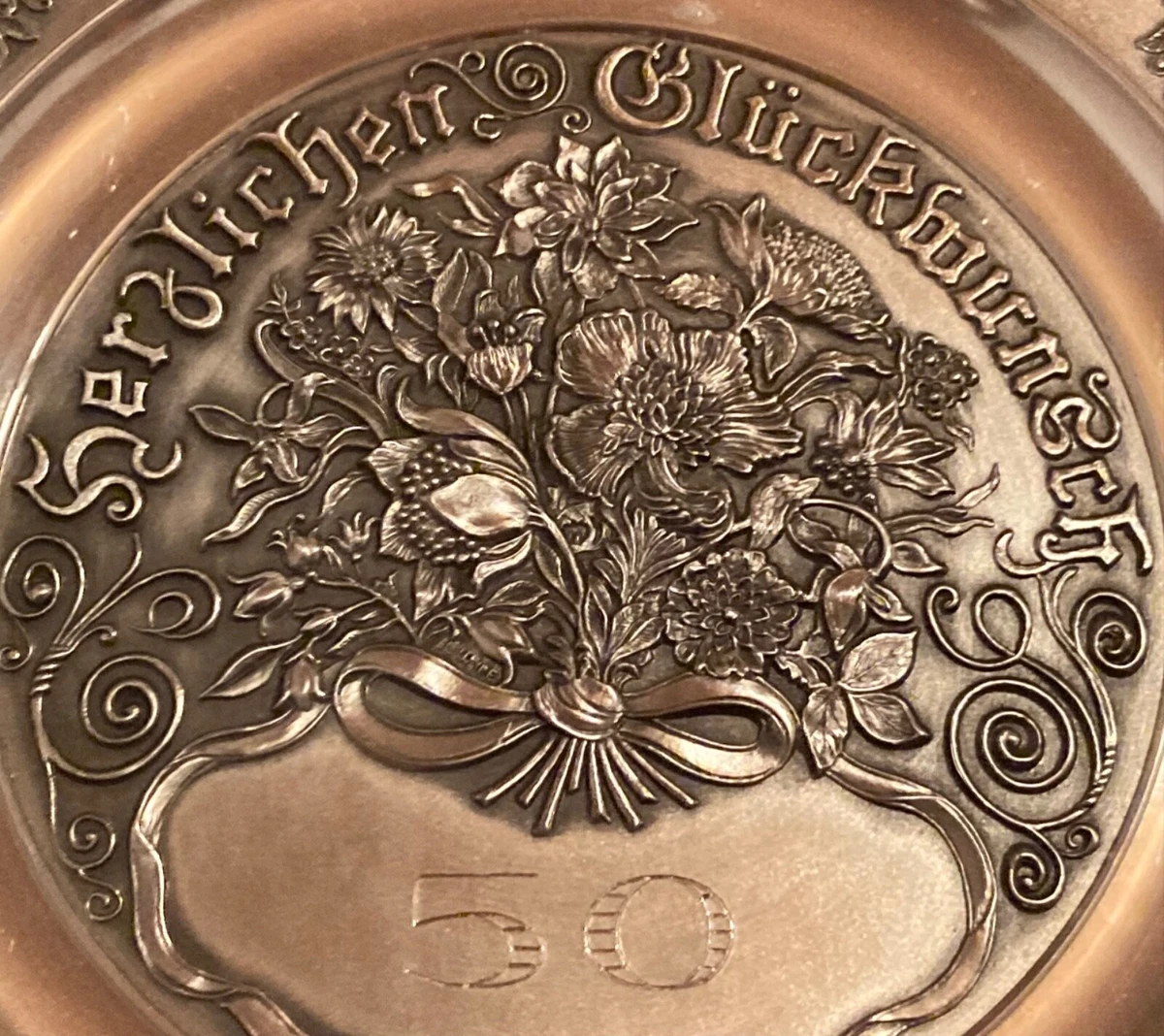 BMF Zinnteller - Jubiläumsteller mit Blumenbouquet und Gravur „50“, D ca. 24 cm