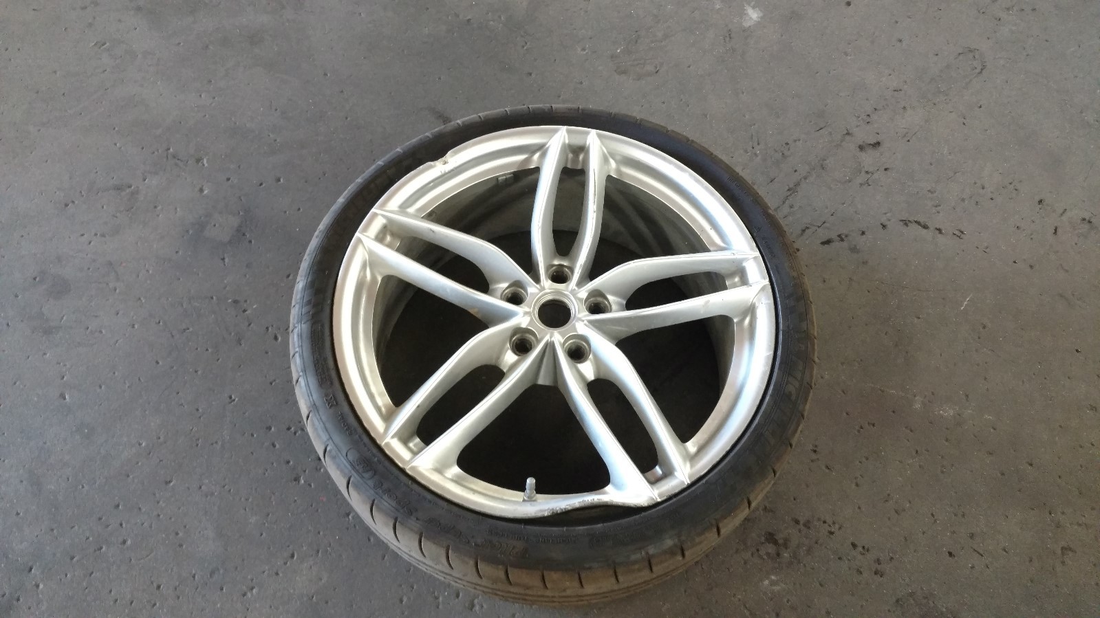 FERRARI 488 GTB SPIDER FRONT RIM DIAMOND FACTORY WHEEL WITH TIRE OEM 315895