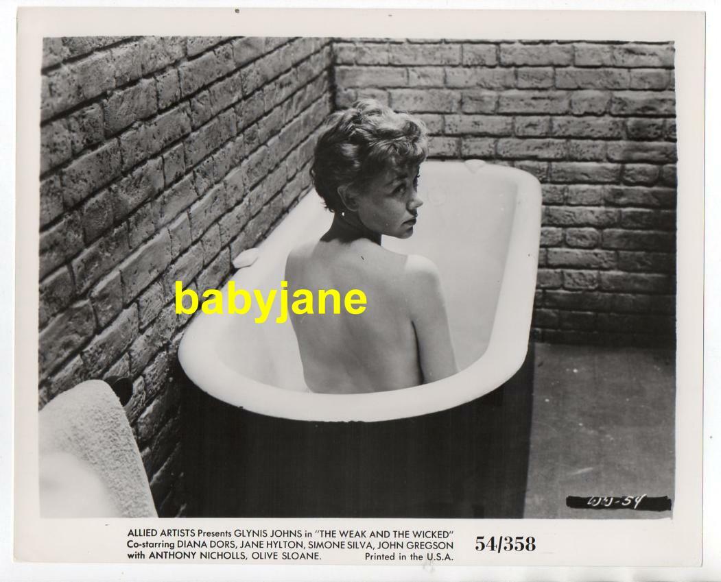 GLYNIS JOHNS ORIG 8X10 PHOTO NUDE BACK IN BATHING TUB 1954 WEAK AND THE