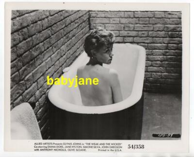 GLYNIS JOHNS ORIG 8X10 PHOTO NUDE BACK IN BATHING TUB 1954 WEAK AND THE