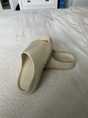 Adidas Yeezy Slide colore osso. Taglia UK 6. Nuovo mai indossato ma senza scatola