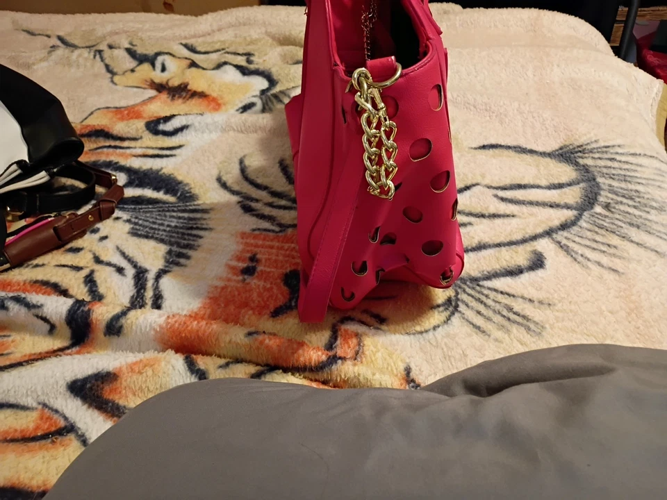 Сумочка Betsey Johnson с розовым сердечком и вырезом - Изображение 3 из 4