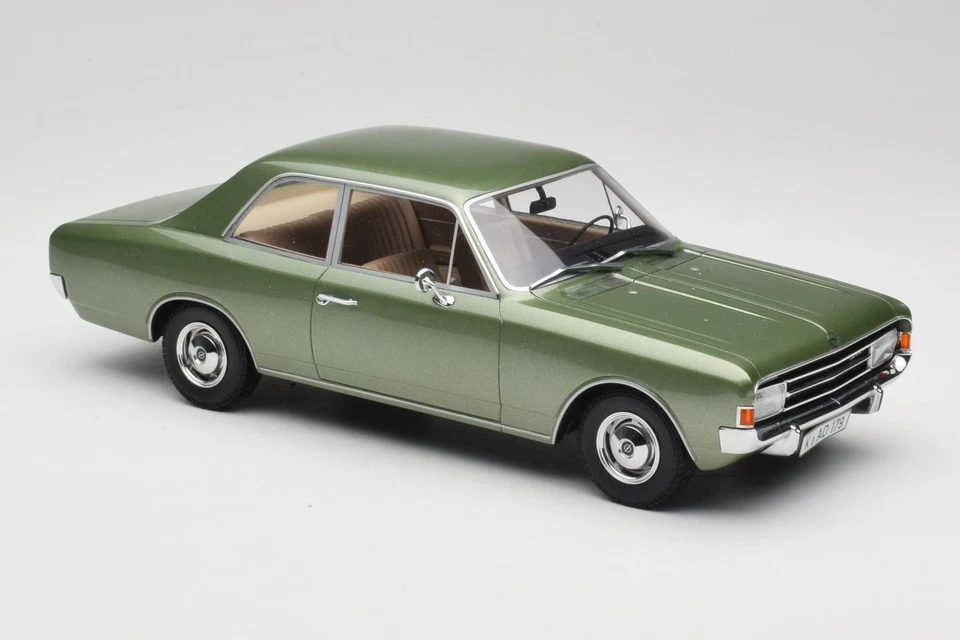 107047000 Opel Rekord C Saloon Green Metallic Minichamps 1/18 - Image 4 of 4