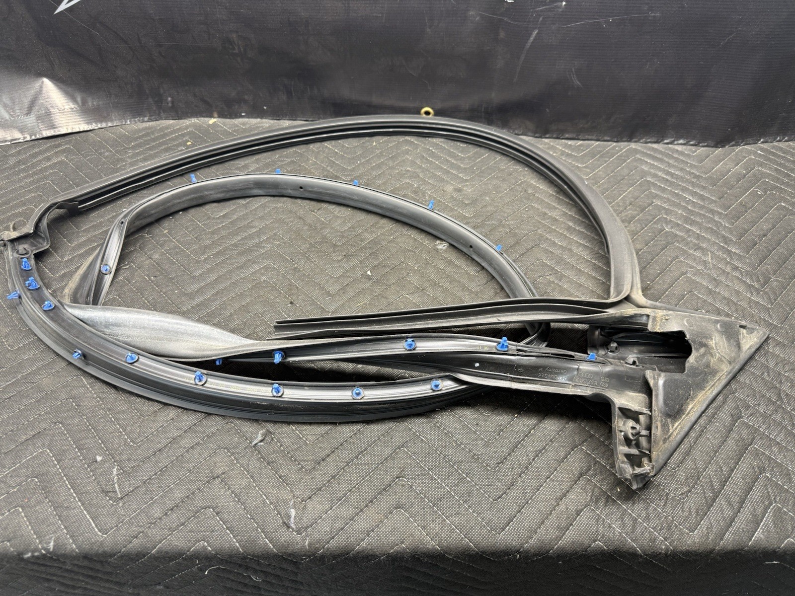 2017+ AUDI R8 RIGHT PASSENGER DOOR SEAL 4S0837912 4S0 837 912